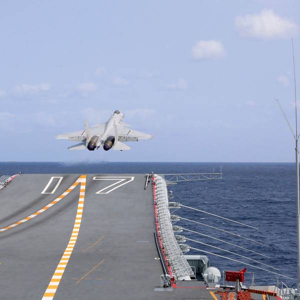 Ein chinesischer Kampfjet des Typs J-15 startet während der dreitägigen Übung vor Taiwan von einem Flugzeugträger.