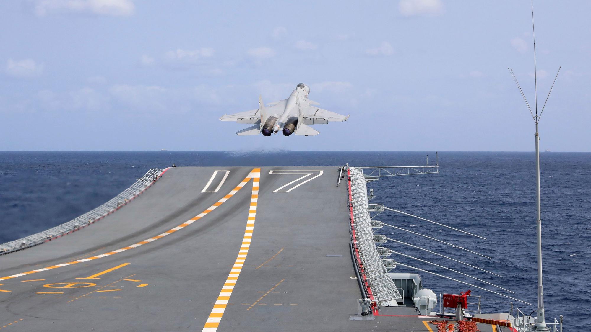 Ein chinesischer Kampfjet des Typs J-15 startet während der dreitägigen Übung vor Taiwan von einem Flugzeugträger.