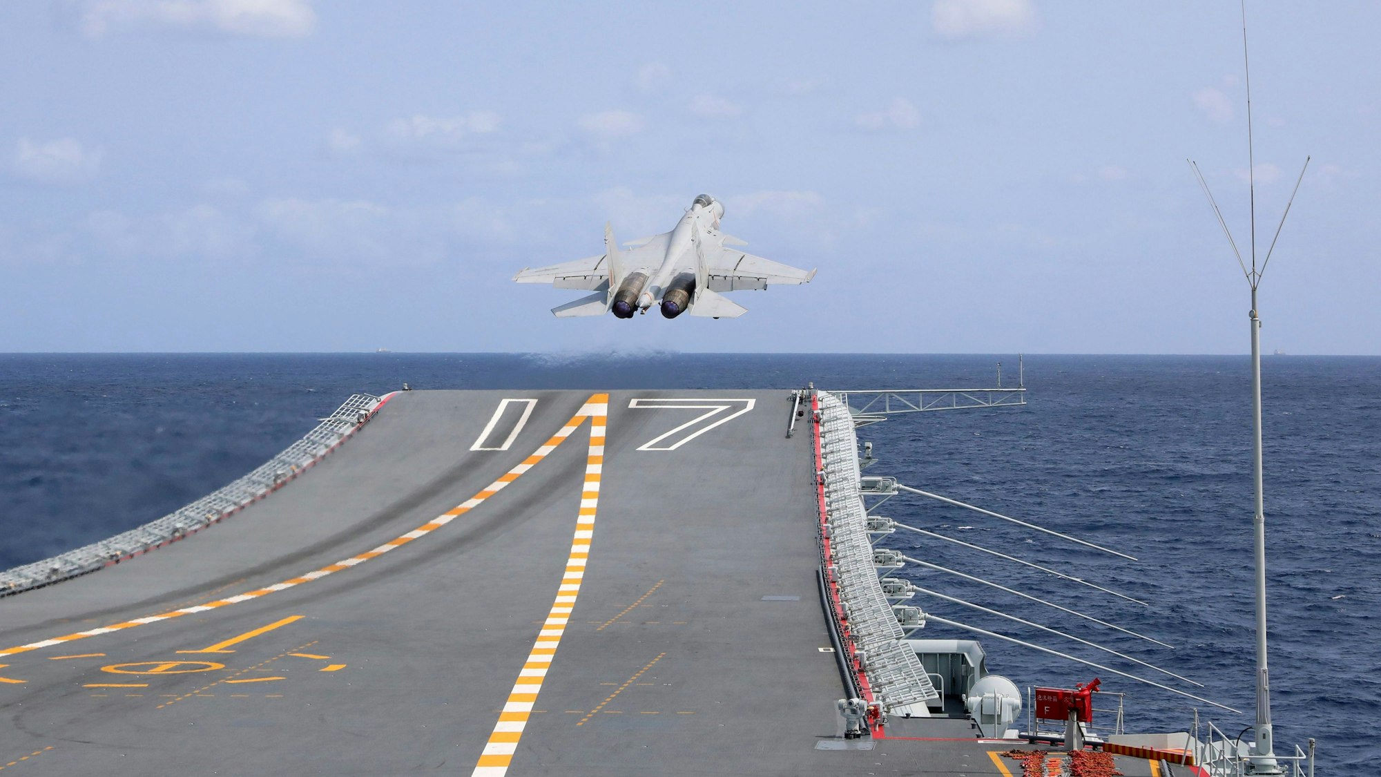 Ein chinesischer Kampfjet des Typs J-15 startet während der dreitägigen Übung vor Taiwan von einem Flugzeugträger.