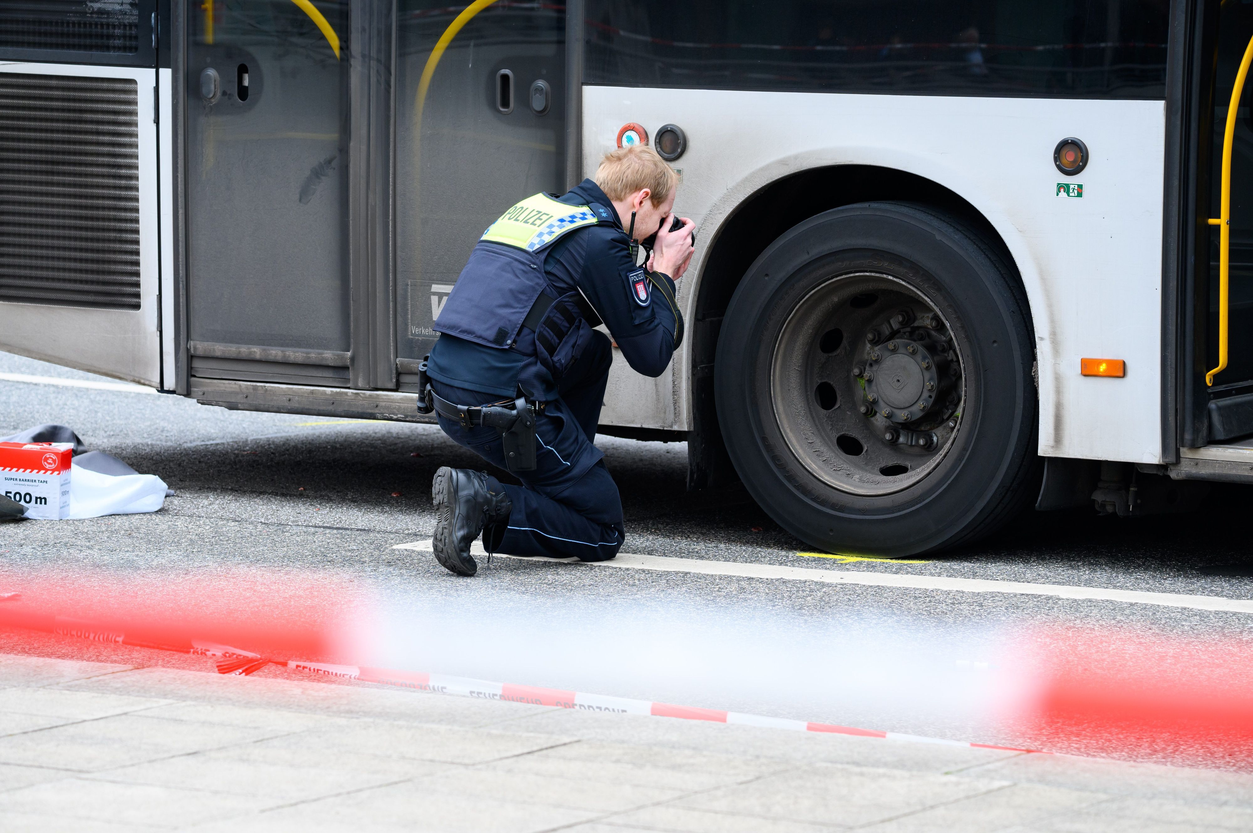 Ein Polizist ermittelt am Unfallort.