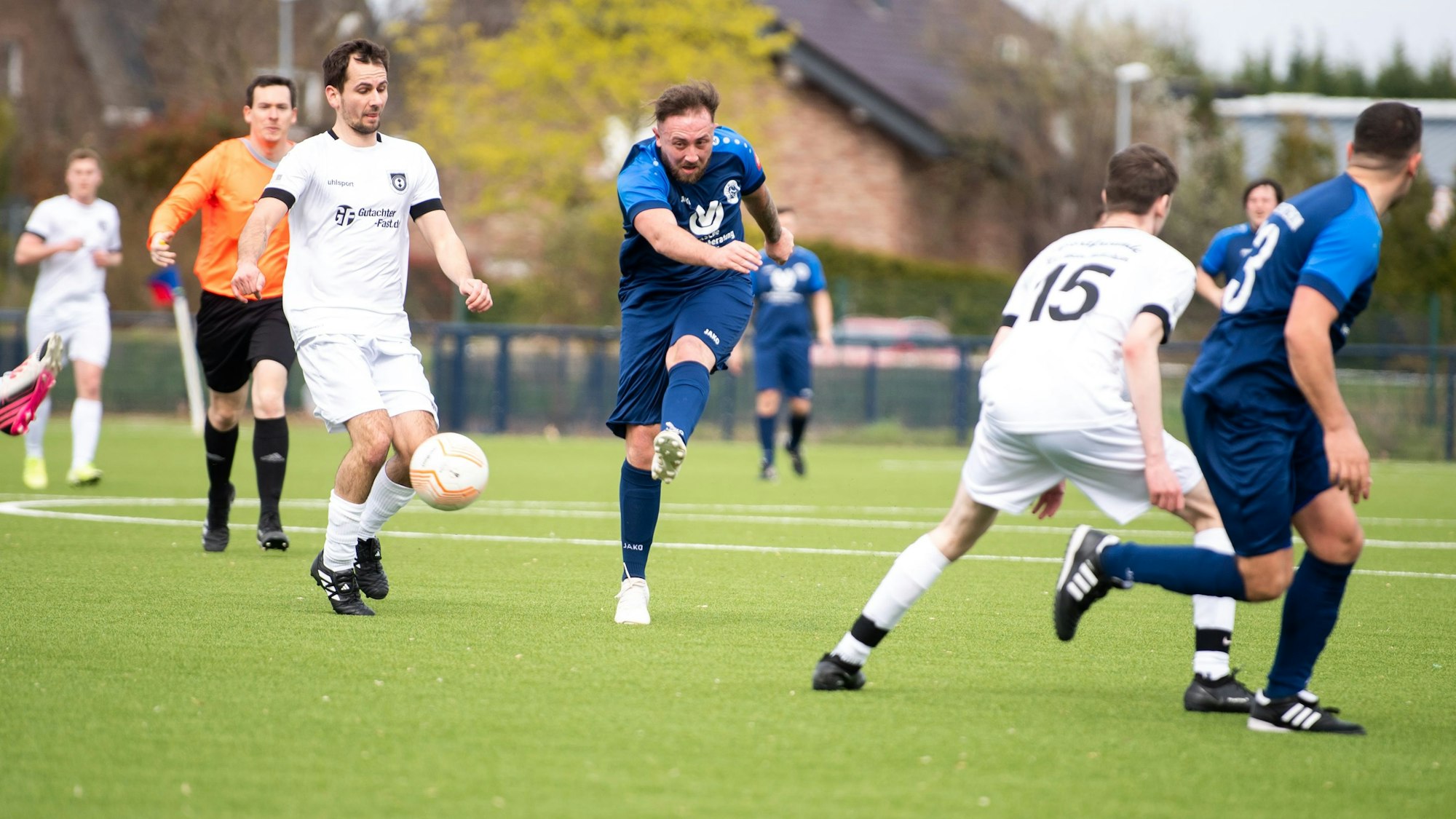 Roitzheims Spieler Nico Berekoven schießt aufs Tor.