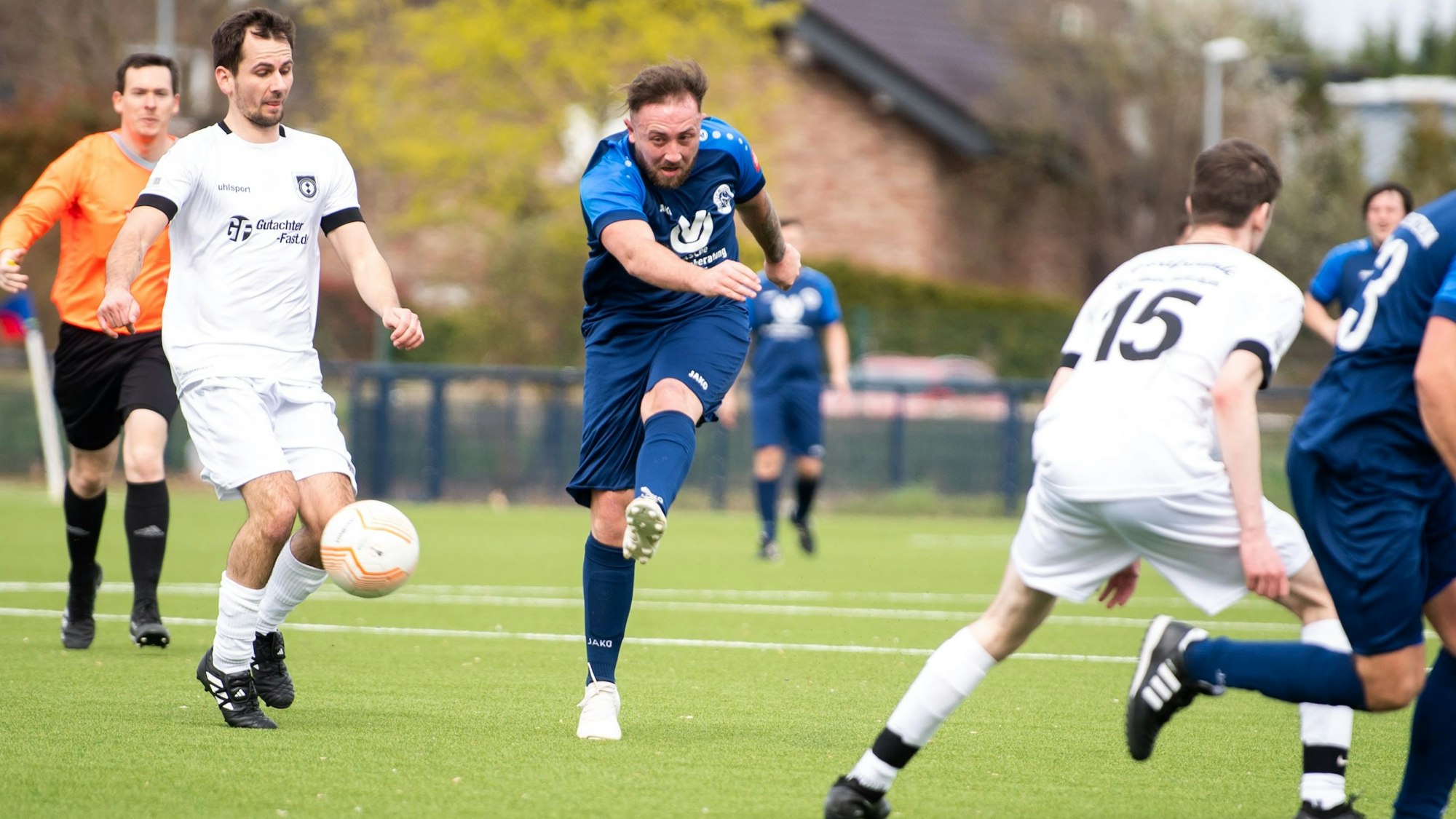 Roitzheims Mittelfeldspieler Niko Berekoven schießt aufs Tor.