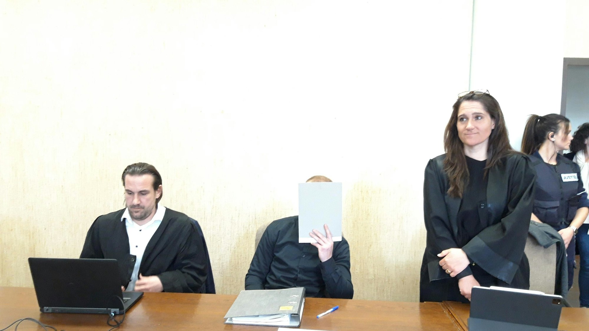 Das Foto zeigt den 22-jährigen Angeklagten im Gerichtssaal neben seinen Verteidigern.