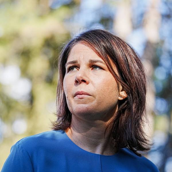 Bundesaußenministerin Annalena Baerbock (Grüne) blickt links neben die Kamera. Hinter der Politikerin ist unscharf ein Baum zu erkennen.