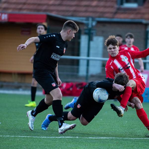 Ein Gegenspieler fällt in das Knie von JSG-Stürmer Felix Schlößer. Dabei passiert aber nichts.