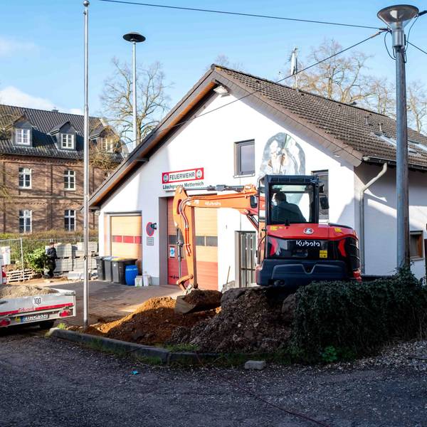 Es ist das Feuerwehrgerätehaus in Metternich zu sehen.