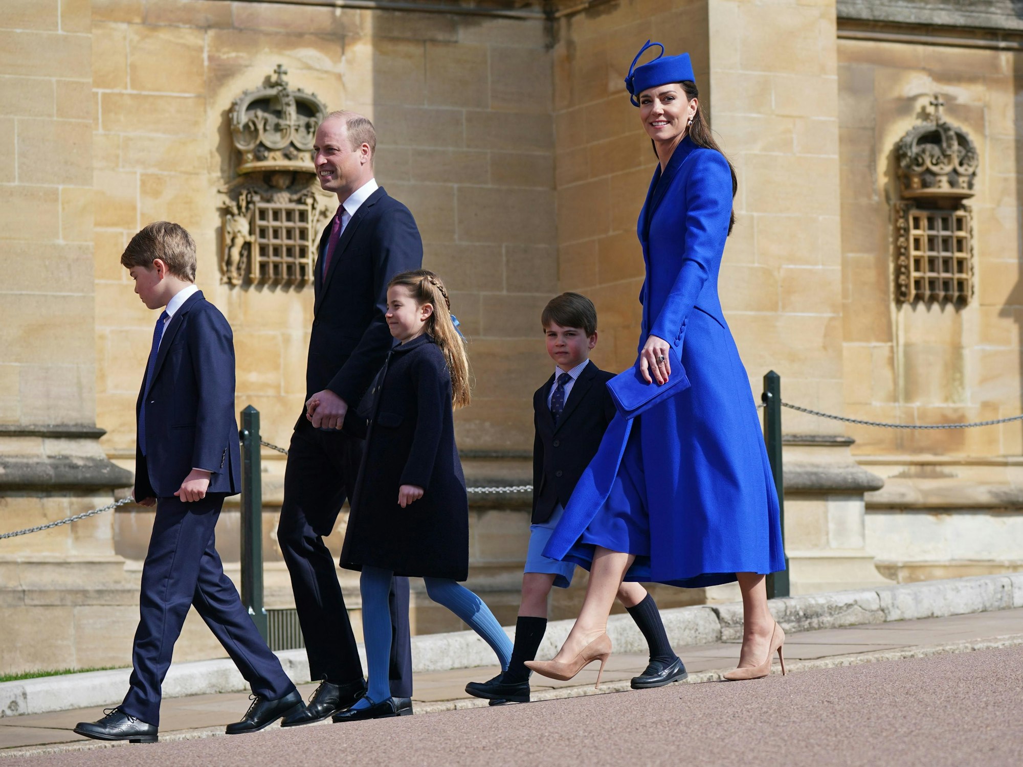 Prinzessin Kate erschien 2023 in einem königsblauen Mantelkleid von Catherine Walker & Co, um mit ihrer Familie die Kirche St. George's Chapel auf Schloss Windsor zu besuchen.