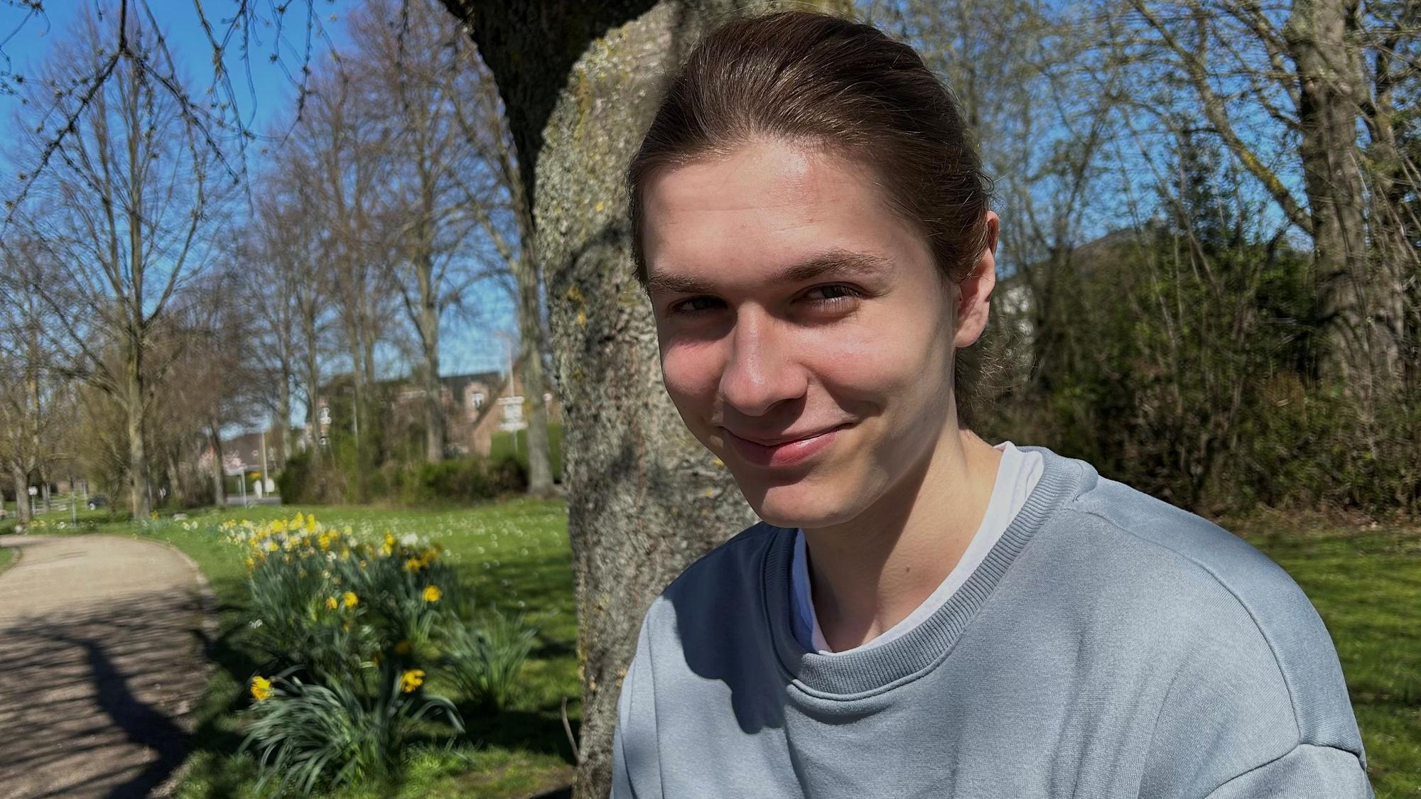 Das Foto zeigt Paul Teipel. Der Schüler aus Pulheim nimmt am Landesfinale NRW „Jugend debattiert“ teil. Es findet am Donnerstag, 27. April, im Düsseldorfer Landtag statt.