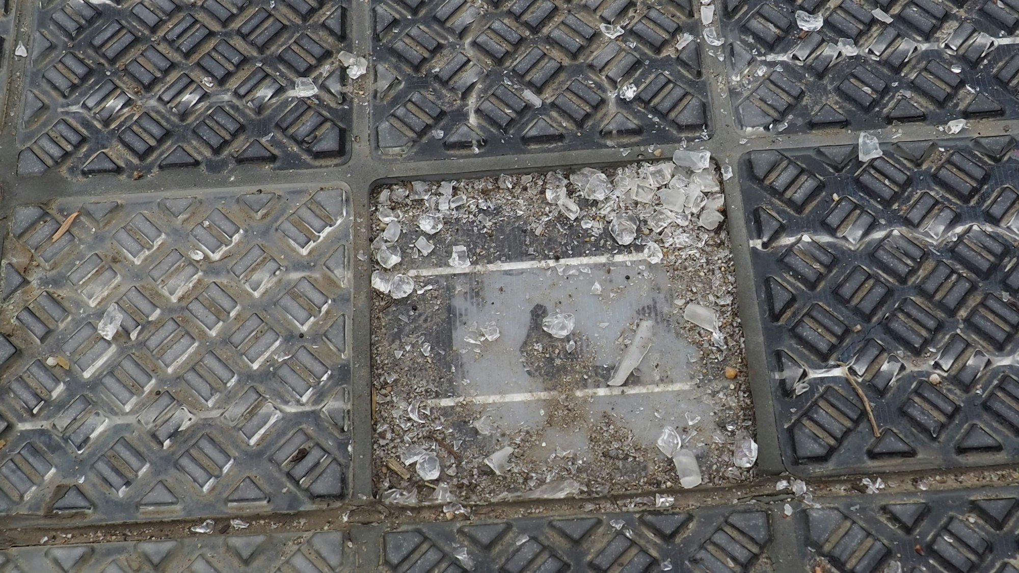 Die Module des Radwegs zerbrechen, Splitter liegen auf der Fahrbahn.