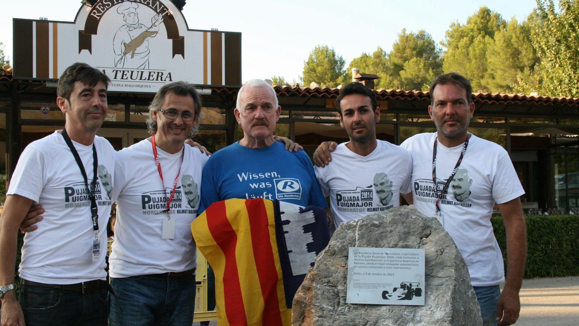 Mallorca/Euskirchen Helmut Kalenborn enthüllt den Gedenkstein mit Tafel. v.l.: Alberto Frau, Präsident des veranstaltenden Clubs Escuderia Serra Tramuntana, Rafael Abraham, Präsident der Motorsport-Föderation der Balearen (rechts weitere Funktionäre),. (Foto: R.Greuel)