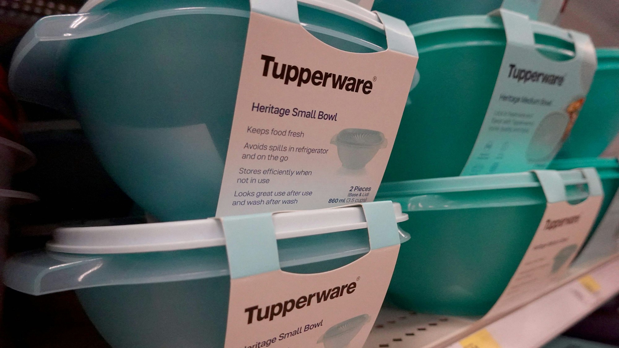 Bekannte Behälter: Produkte von Tupperware stehen in einem Regal.