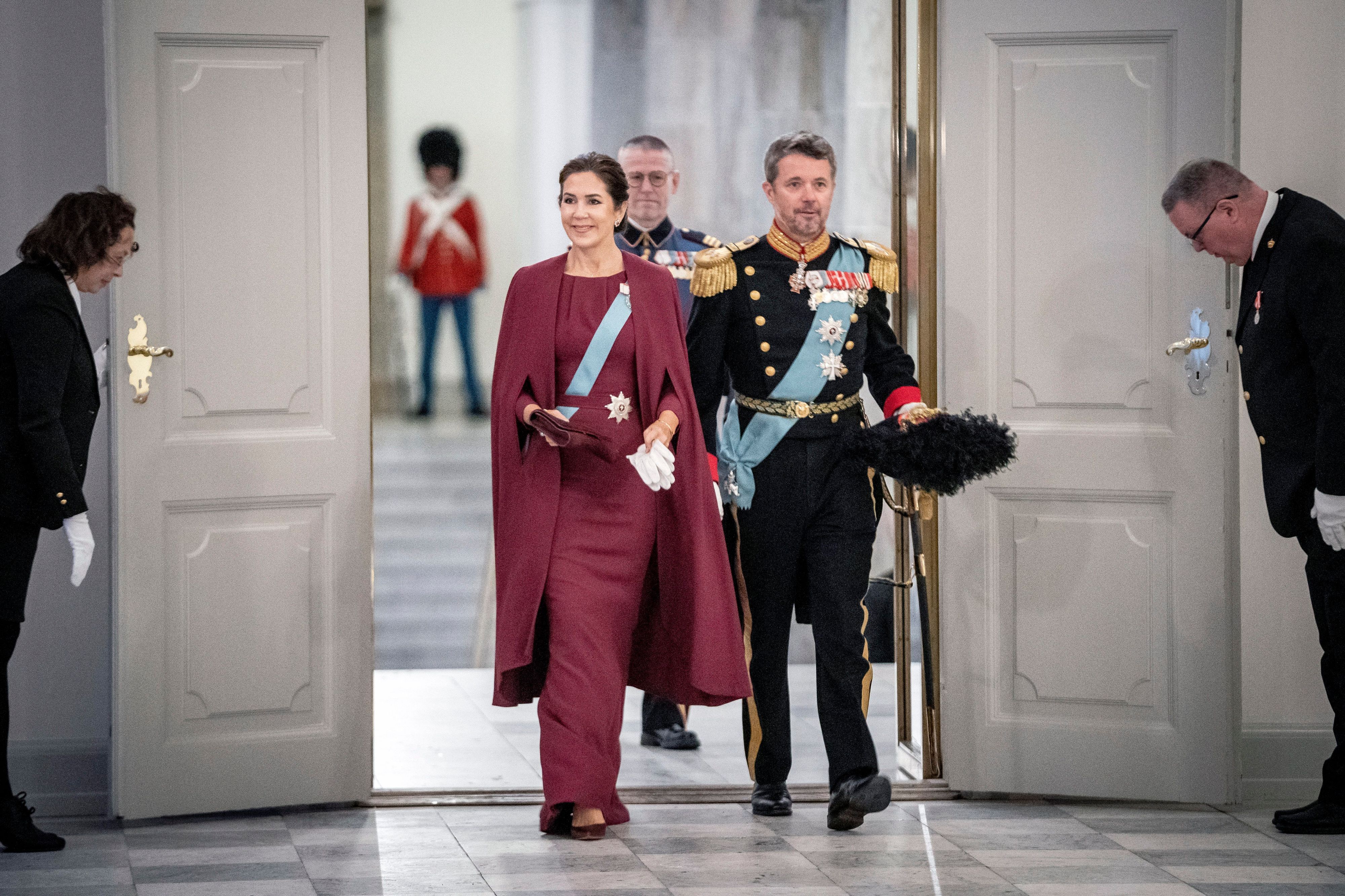 Kronprinzessin Mary und Kronprinz Frederik von Dänemark kommen zum Neujahrsempfang für Offiziere der norwegischen Streitkräfte und der nationalen Katastrophenschutzbehörde im Schloss Christiansborg an.