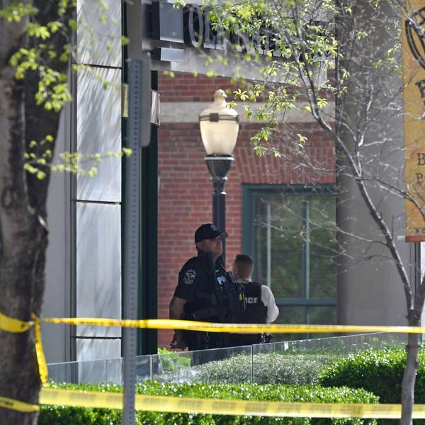Polizisten der Stadt Louisville stehen vor dem Gebäude der Old National Bank.
