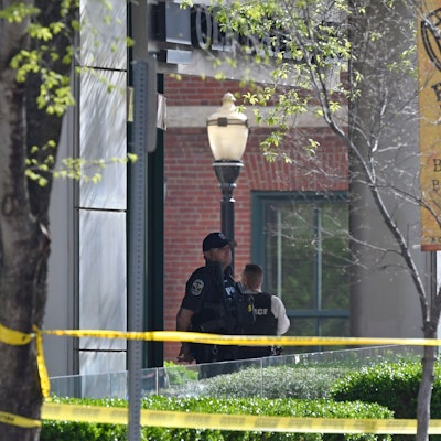 Polizisten der Stadt Louisville stehen vor dem Gebäude der Old National Bank.