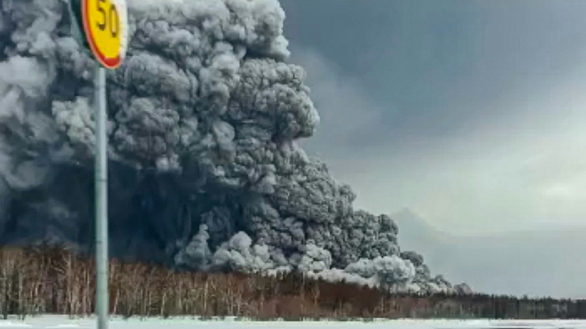 HANDOUT - 11.04.2023, Russland, Kamtschatka: Rauch und Asche sind während des Ausbruchs des Vulkans Schiwelutsch auf der Halbinsel Kamtschatka in Russland zu sehen. Der russische Riesenvulkan Schiwelutsch hat am Dienstag den größten Ascheregen seit 60 Jahren ausgelöst. Foto: Alexander Ledyayev/AP/dpa - ACHTUNG: Nur zur redaktionellen Verwendung und nur mit vollständiger Nennung des vorstehenden Credits +++ dpa-Bildfunk +++