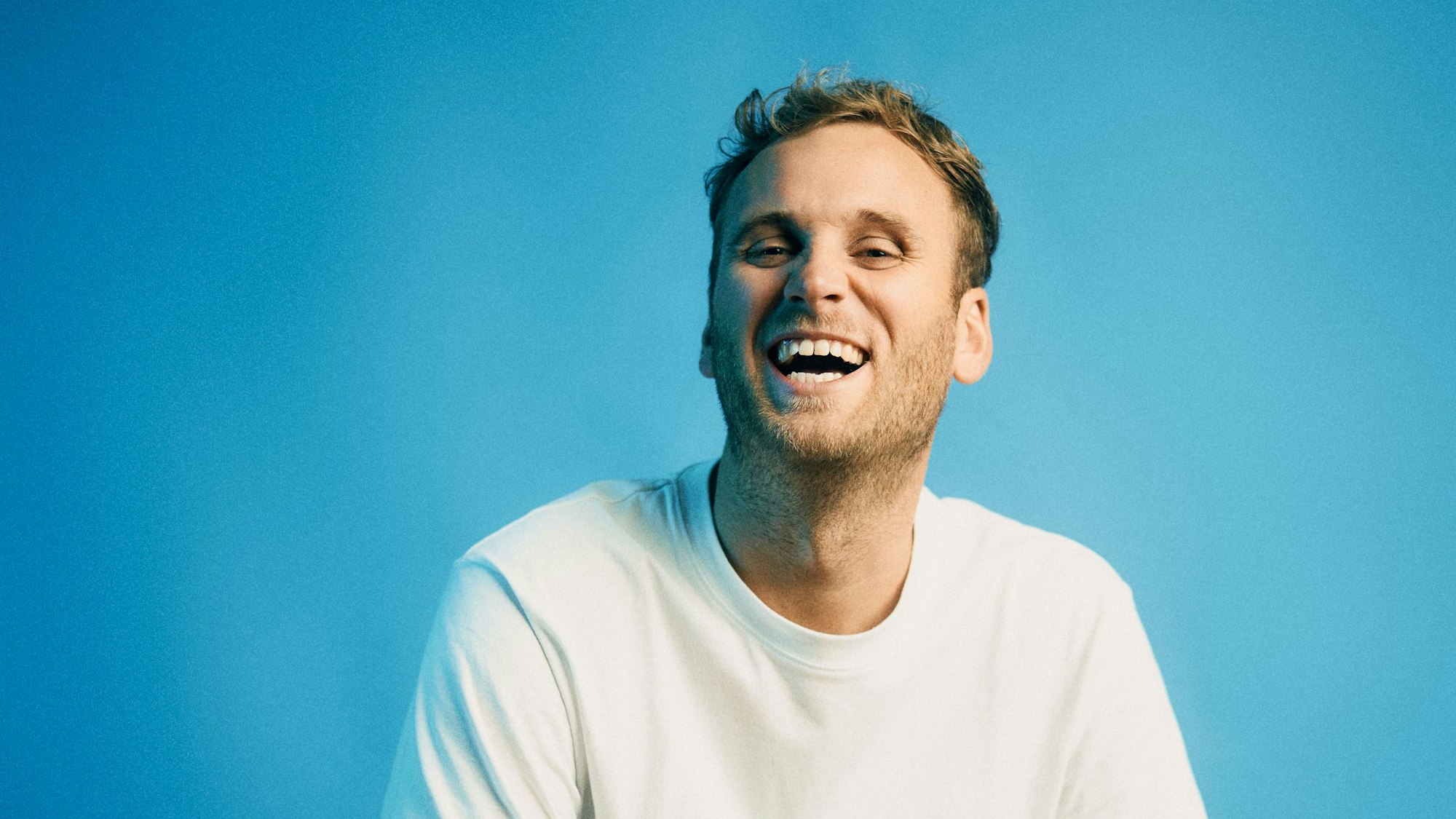 Der Psychologe Dr- Leon Windscheid ist mit seinem Programm "Gute Gefühle" auf Tour