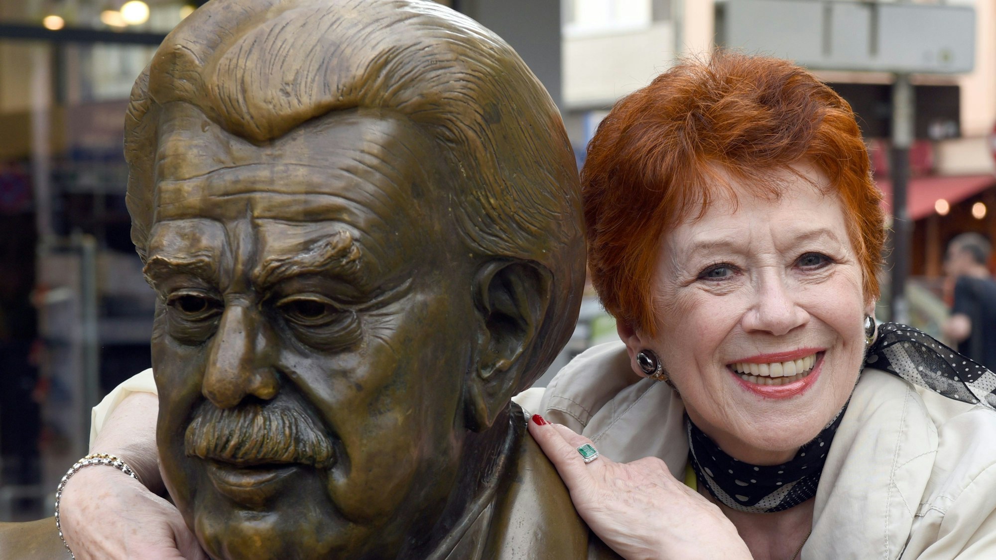 Die Schauspielerin Lotti Krekel posiert bei einem Foto-Shooting anlässlich ihres 75. Geburtstag am bronzenen Willy-Millowitsch-Denkmal.