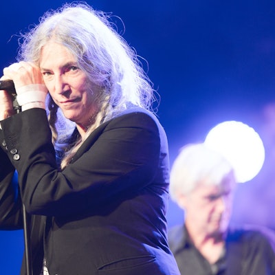 US-Sängerin Patti Smith steht beim Cambridge Folk Festival auf der Bühne.