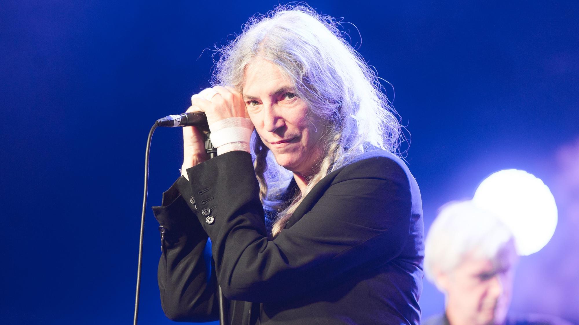 US-Sängerin Patti Smith steht beim Cambridge Folk Festival auf der Bühne.
