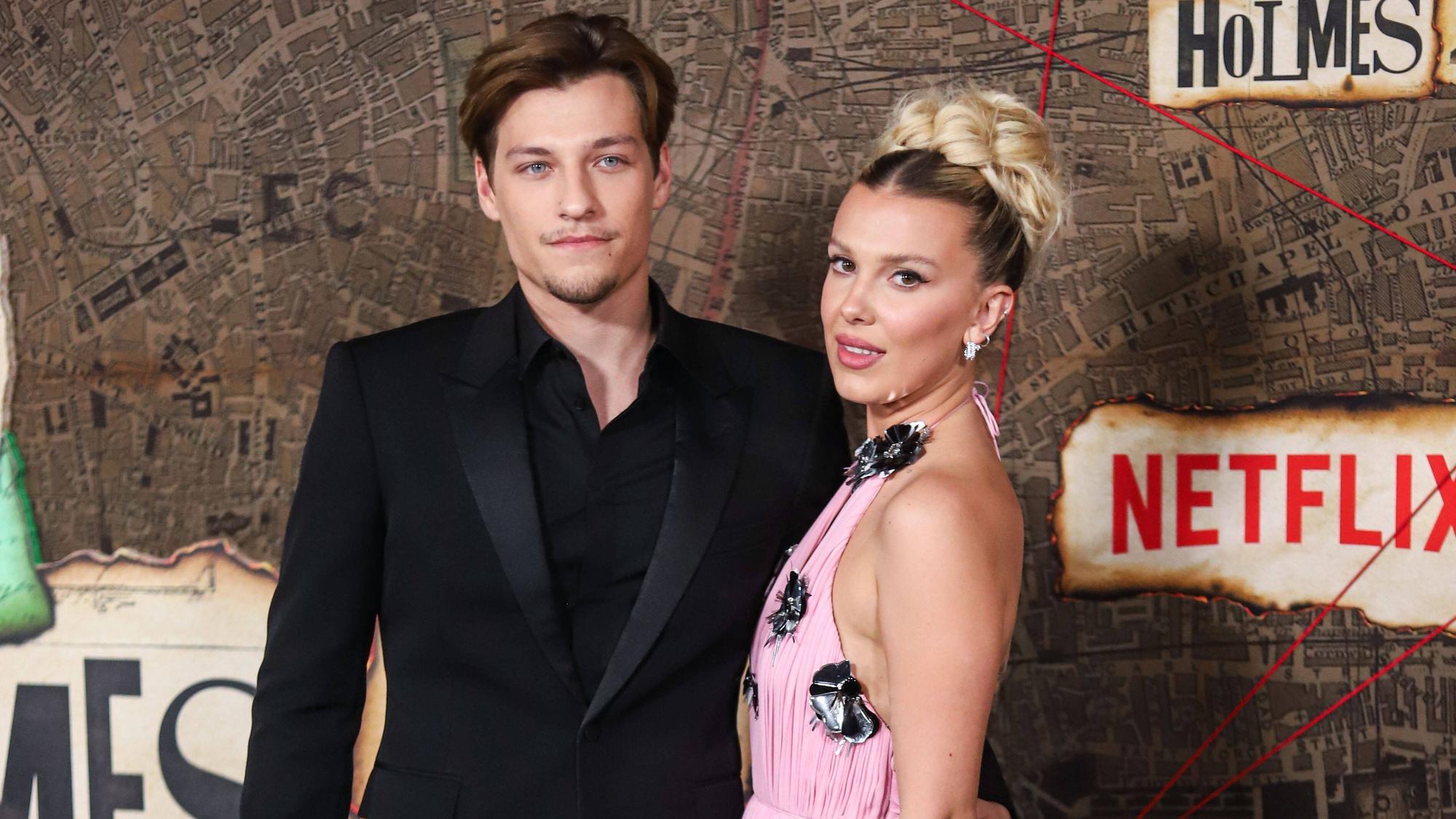 Millie Bobby Brown und Jake Bongiovi haben sich verlobt, das Foto zeigt sie bei einer Film-Premiere Ende Oktober 2022.