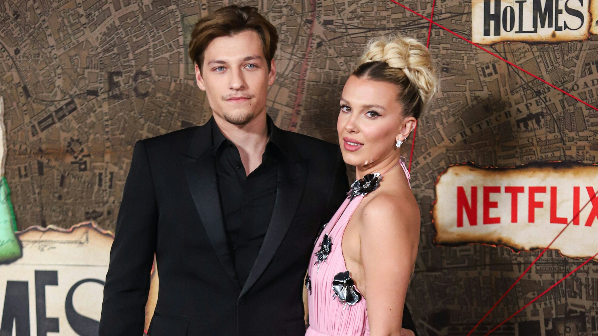 Millie Bobby Brown und Jake Bongiovi haben sich verlobt, das Foto zeigt sie bei einer Film-Premiere Ende Oktober 2022.