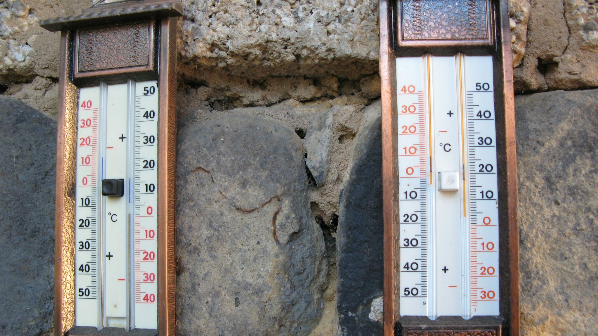 An seinen Mini-Max-Thermometern liest Josef Bette die höchste und die niedrigste Temperatur des Tages ab