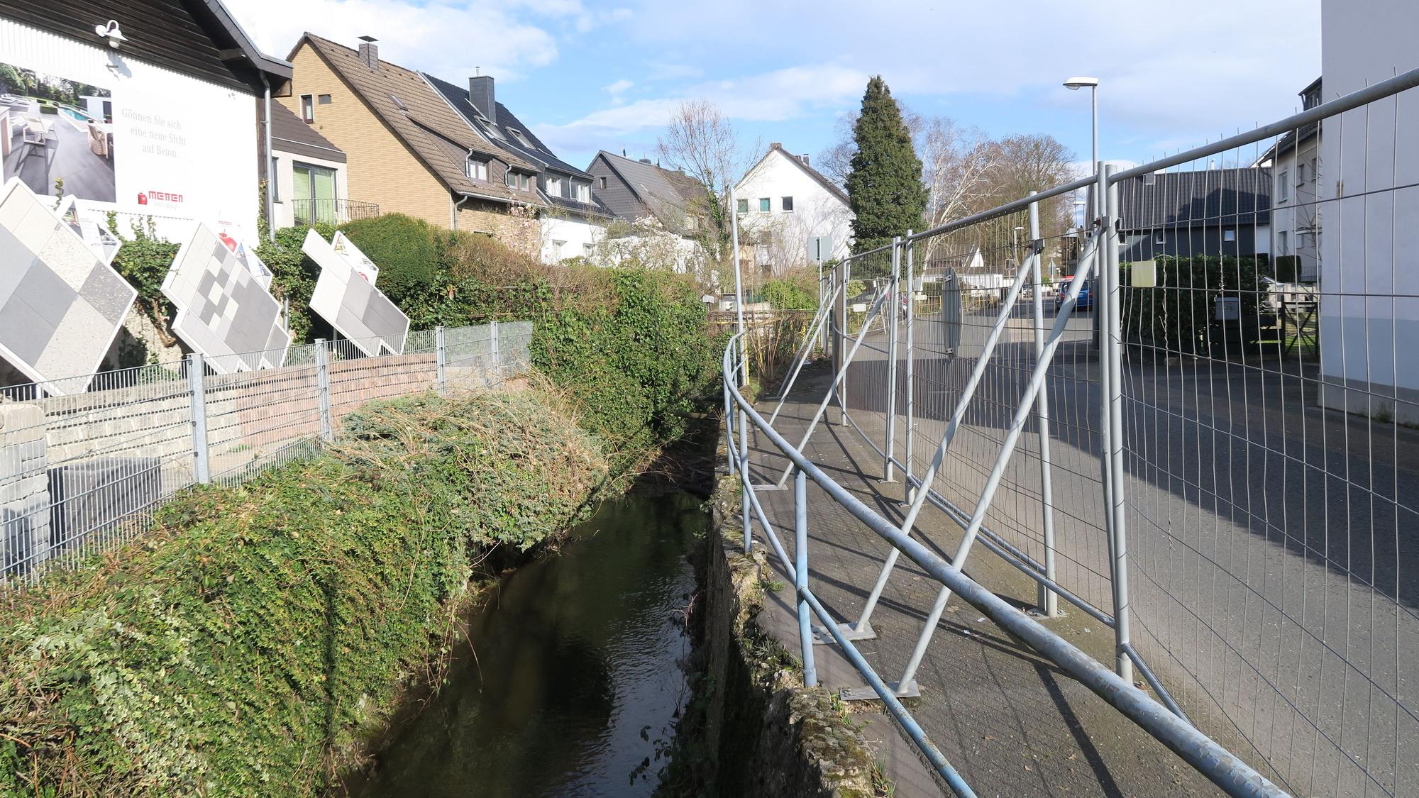 8.4.2023, Merheim: Faulbach und Gitterzaun in der Abshofstraße. Foto: Hermans