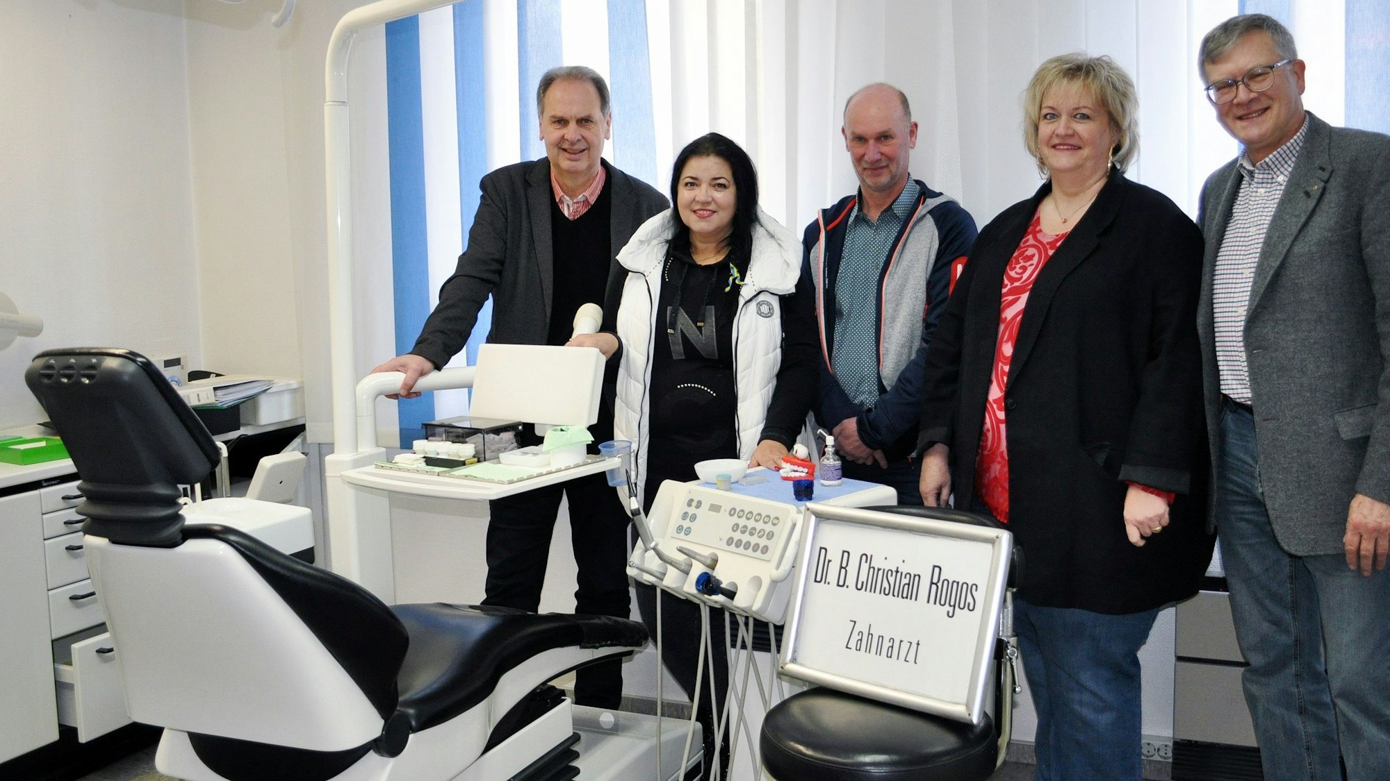 Zahnarzt Christian Rogos übergab seine Praxisausstattung jetzt an Caritasdirektor Peter Rothausen, Valentyna Butulay, Rolf Kühr und Andrea Missbrandt.