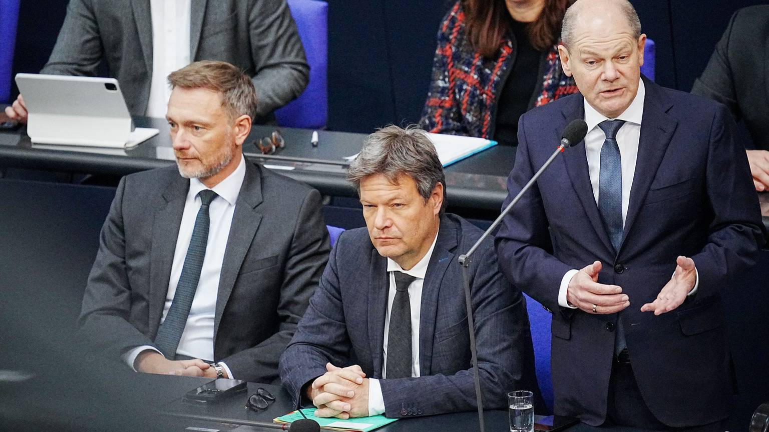29.03.2023, Berlin: Bundeskanzler Olaf Scholz (SPD, r) spricht im Bundestag bei der Befragung der Bundesregierung neben Christian Lindner (FDP, l), Bundesminister der Finanzen, und Robert Habeck (Bündnis 90/Die Grünen, M), Bundesminister für Wirtschaft und Klimaschutz, zu den Abgeordneten im Plenum. Foto: Kay Nietfeld/dpa +++ dpa-Bildfunk +++