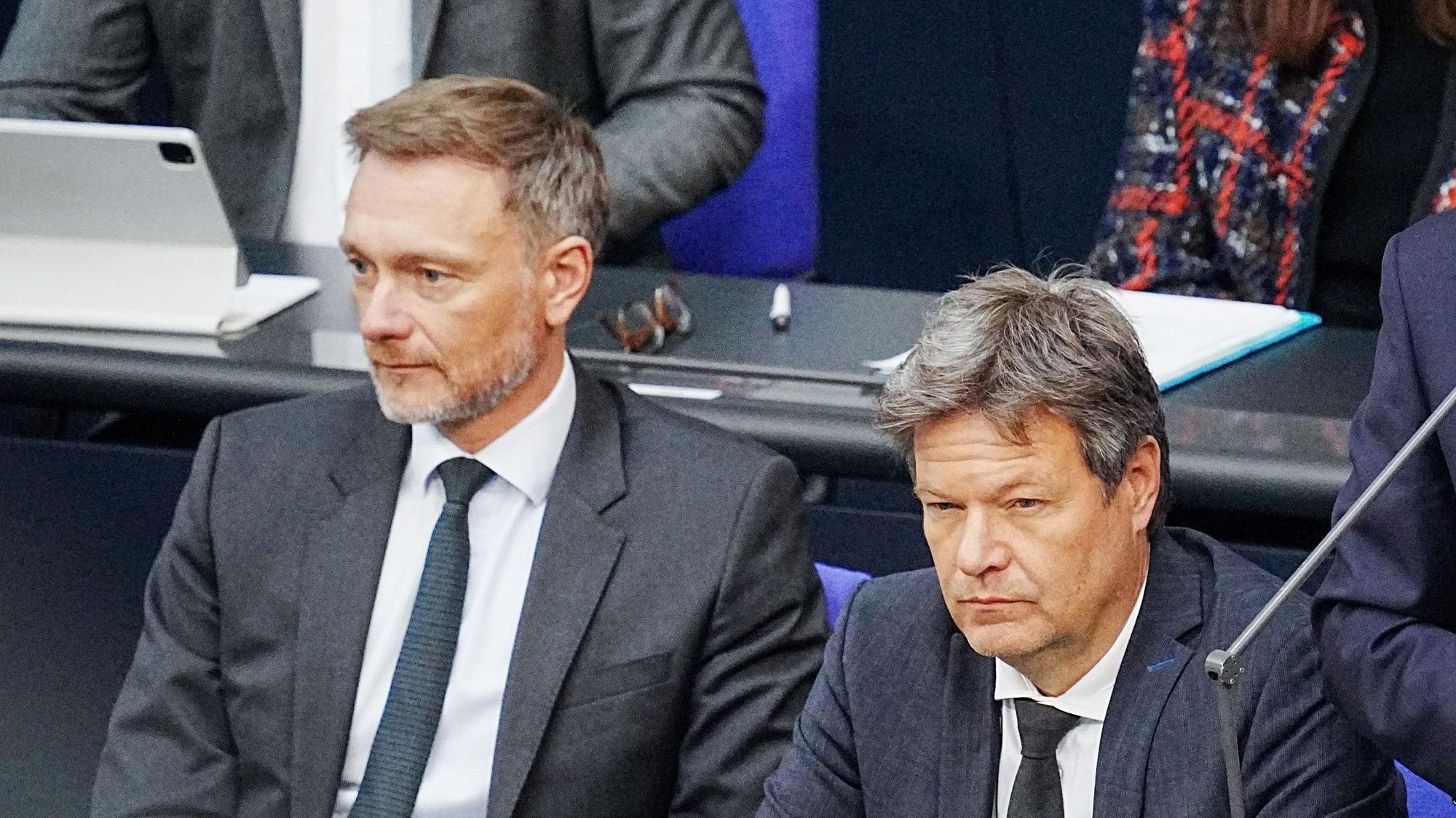 29.03.2023, Berlin: Bundeskanzler Olaf Scholz (SPD, r) spricht im Bundestag bei der Befragung der Bundesregierung neben Christian Lindner (FDP, l), Bundesminister der Finanzen, und Robert Habeck (Bündnis 90/Die Grünen, M), Bundesminister für Wirtschaft und Klimaschutz, zu den Abgeordneten im Plenum. Foto: Kay Nietfeld/dpa +++ dpa-Bildfunk +++