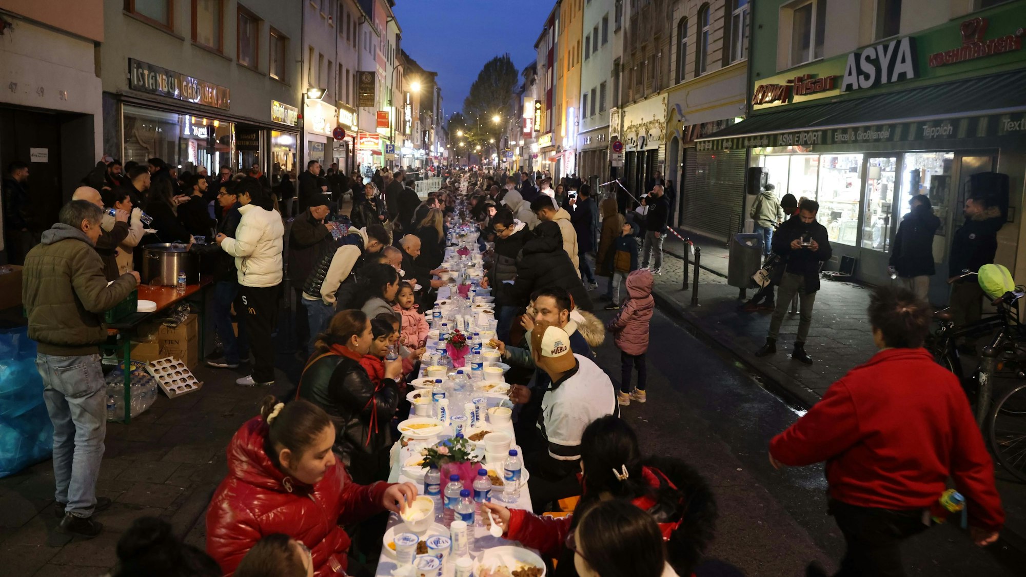 Köln, RSK, Fastenbrechen auf der Keupstraße, mit Gesundheitsminister Lauterbach