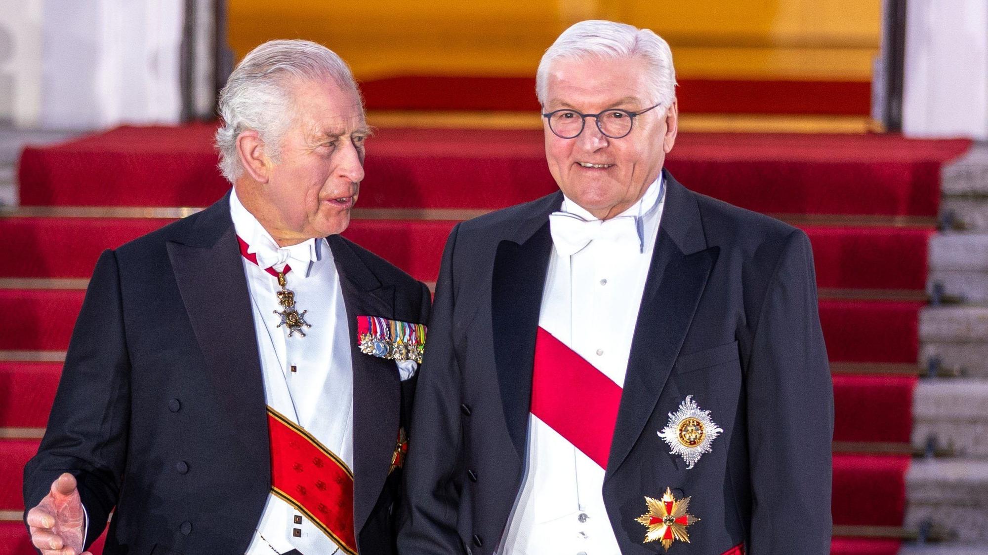 König Charles III. (l) und Bundespräsident Frank-Walter Steinmeier stehen vor Beginn des Staatsbanketts vor dem Schloss Bellevue.