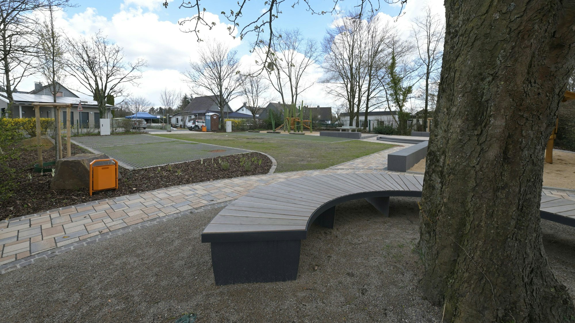 Der umgestaltete Dorfplatz Blecher hat viel Grünfläche.