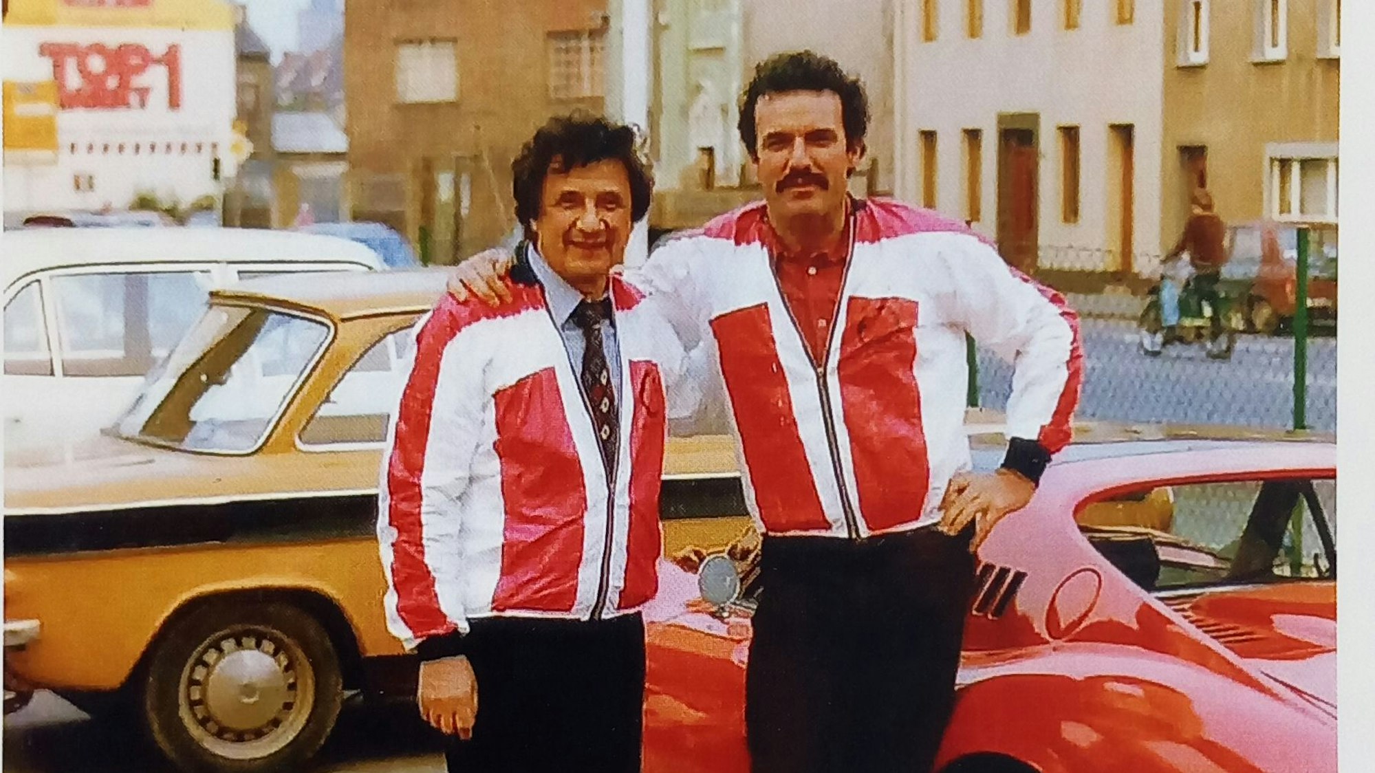 11.4.2023 Repro aus dem Buch "Helmut Kalenborn: Der Bergkönig von Mallorca" (Foto: Archiv Helmut Kalenborn) Mit dem Bruder vor dessen Werkstatt