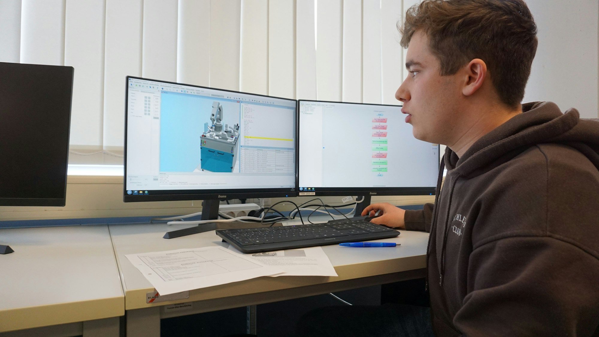 Schüler Jonas Schmitz sitzt vor einem Computer.