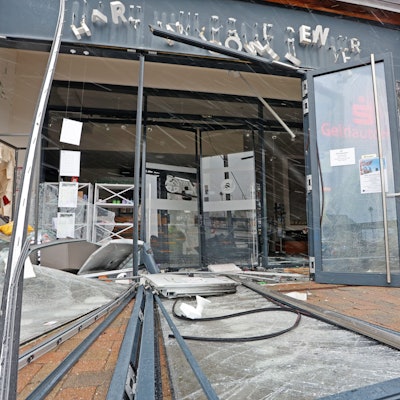 ARCHIV - 14.01.2023, Niedersachsen, Clausthal-Zellerfeld: Blick auf einen zerstörten Vorraum der Touristinformation am Torfhaus.