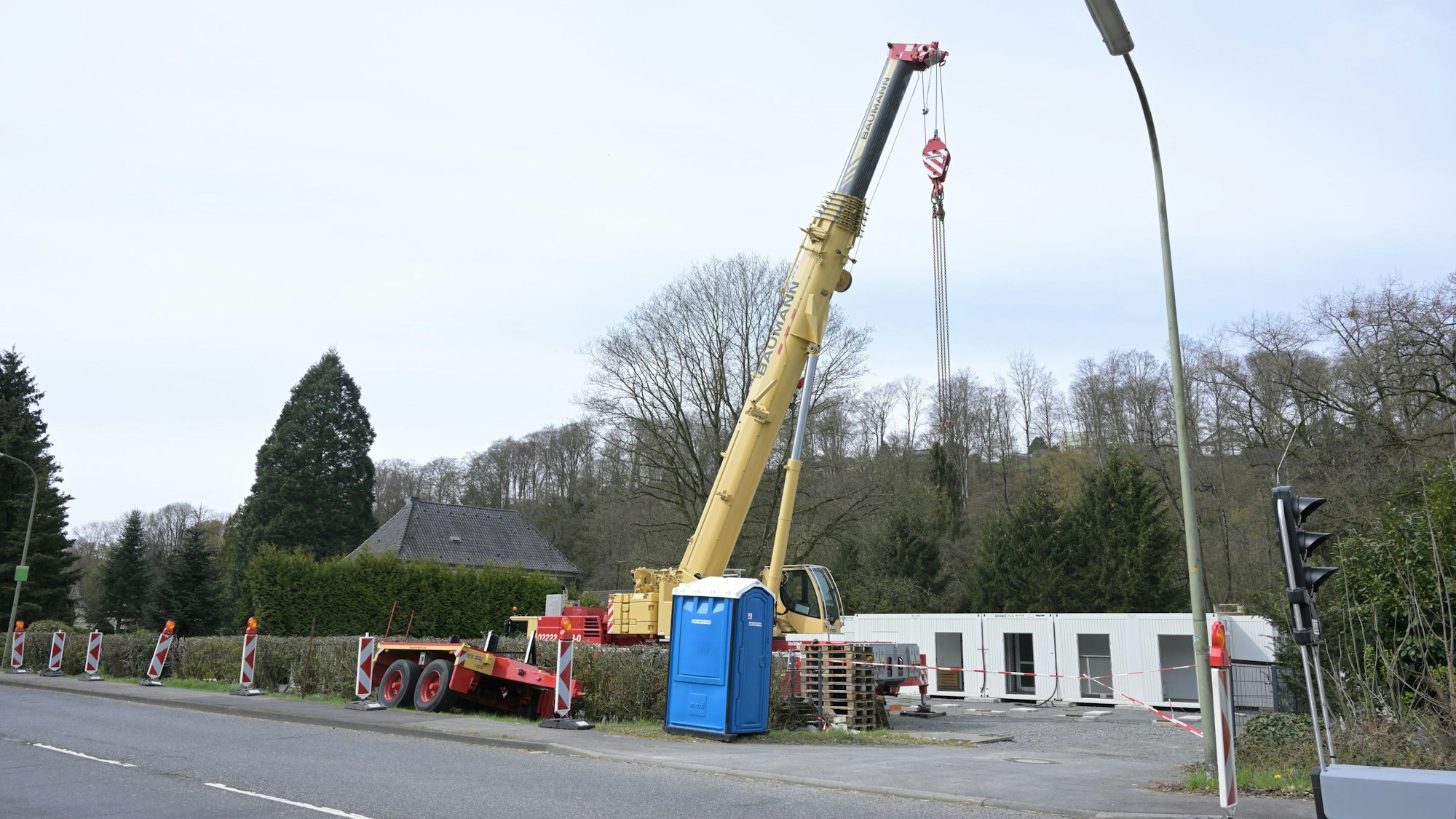 Es ist das Gelände mit einem Kran zu sehen.