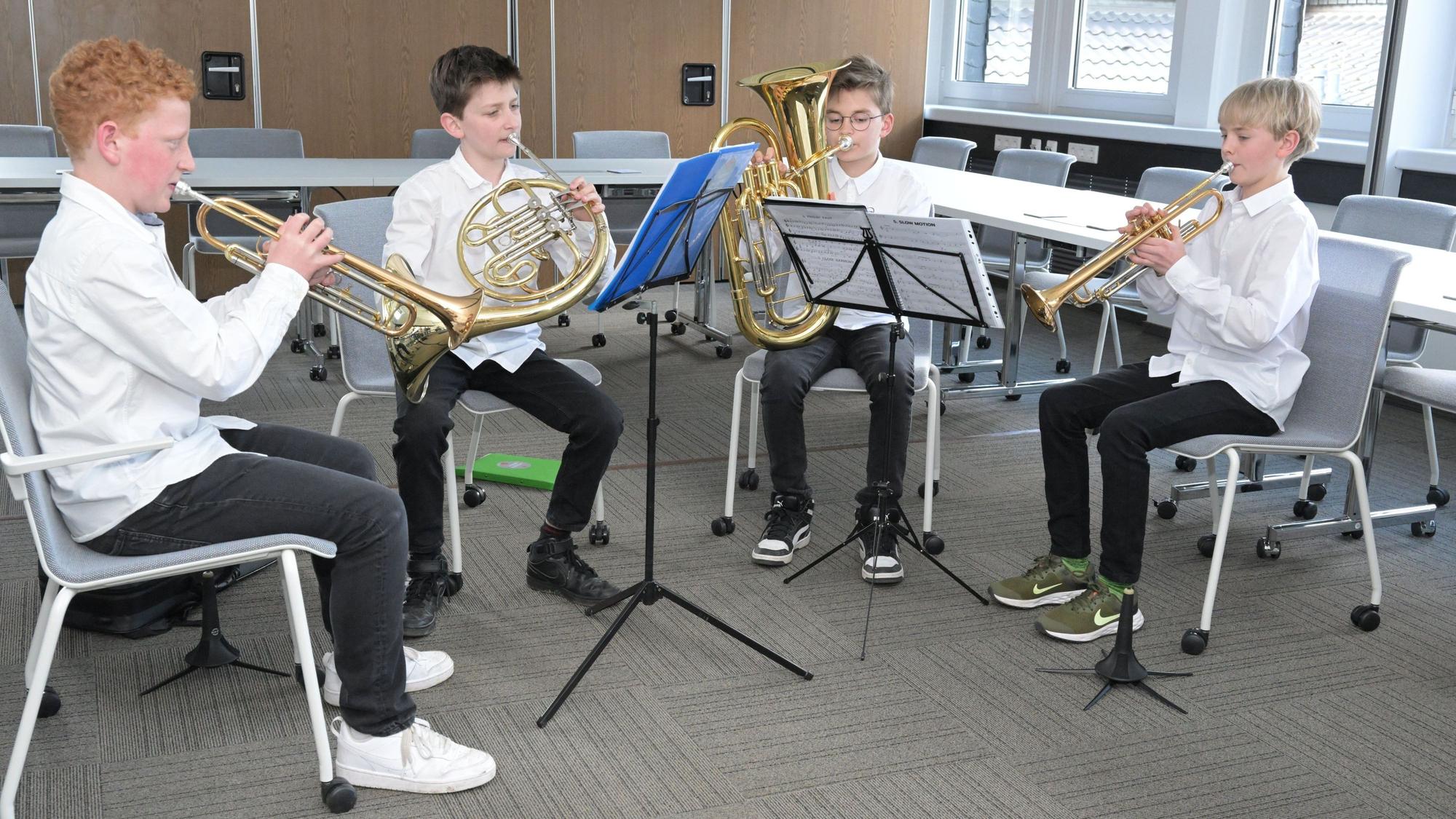 Die erfolgreichen Musiker aus dem Musikverein Einigkeit Olpe: (v.l.) Felix Berger (Trompete), Konrad Häck (Horn), Johannes Häck (Euphonium) und Leonard Wendland (Trompete).