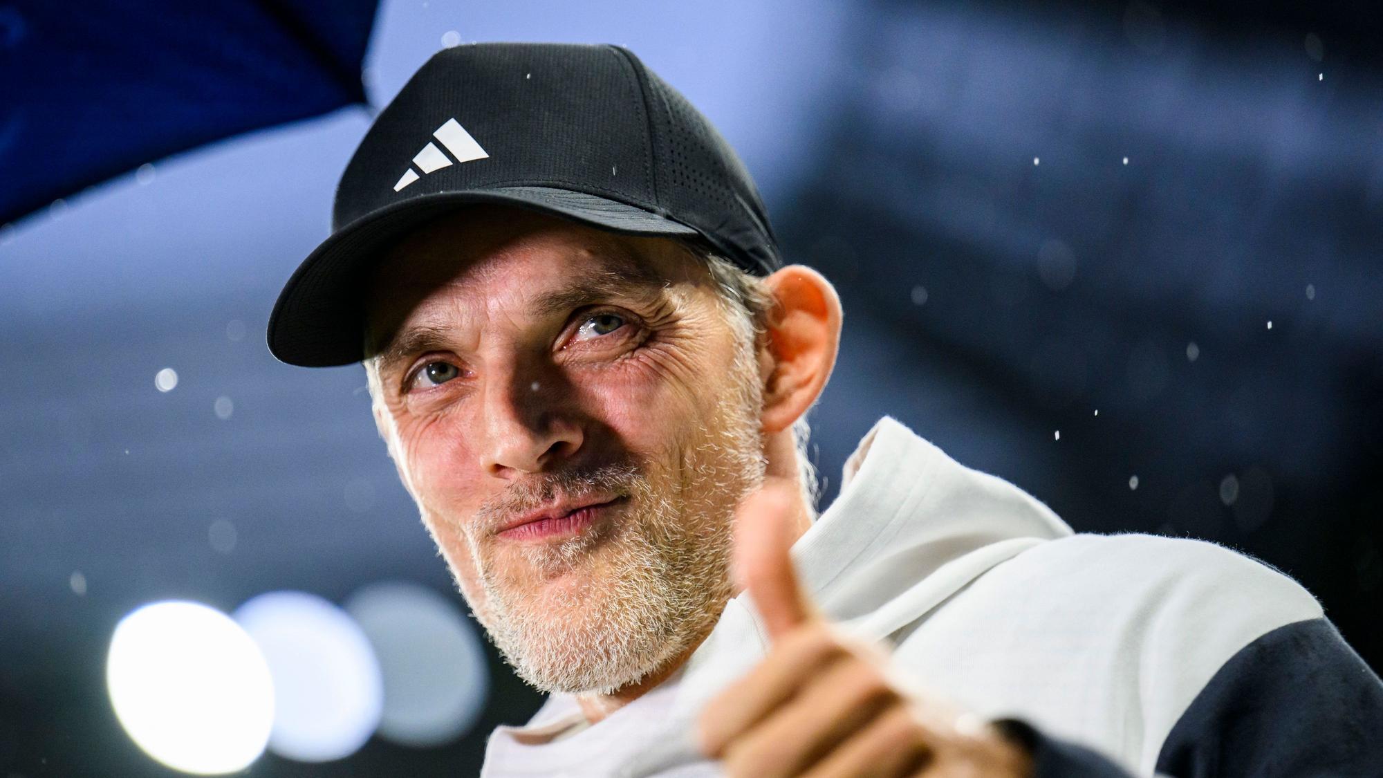 Münchens Trainer Thomas Tuchel steht vor dem Spiel im Stadion. Foto: Tom Weller/dpa +++ dpa-Bildfunk +++