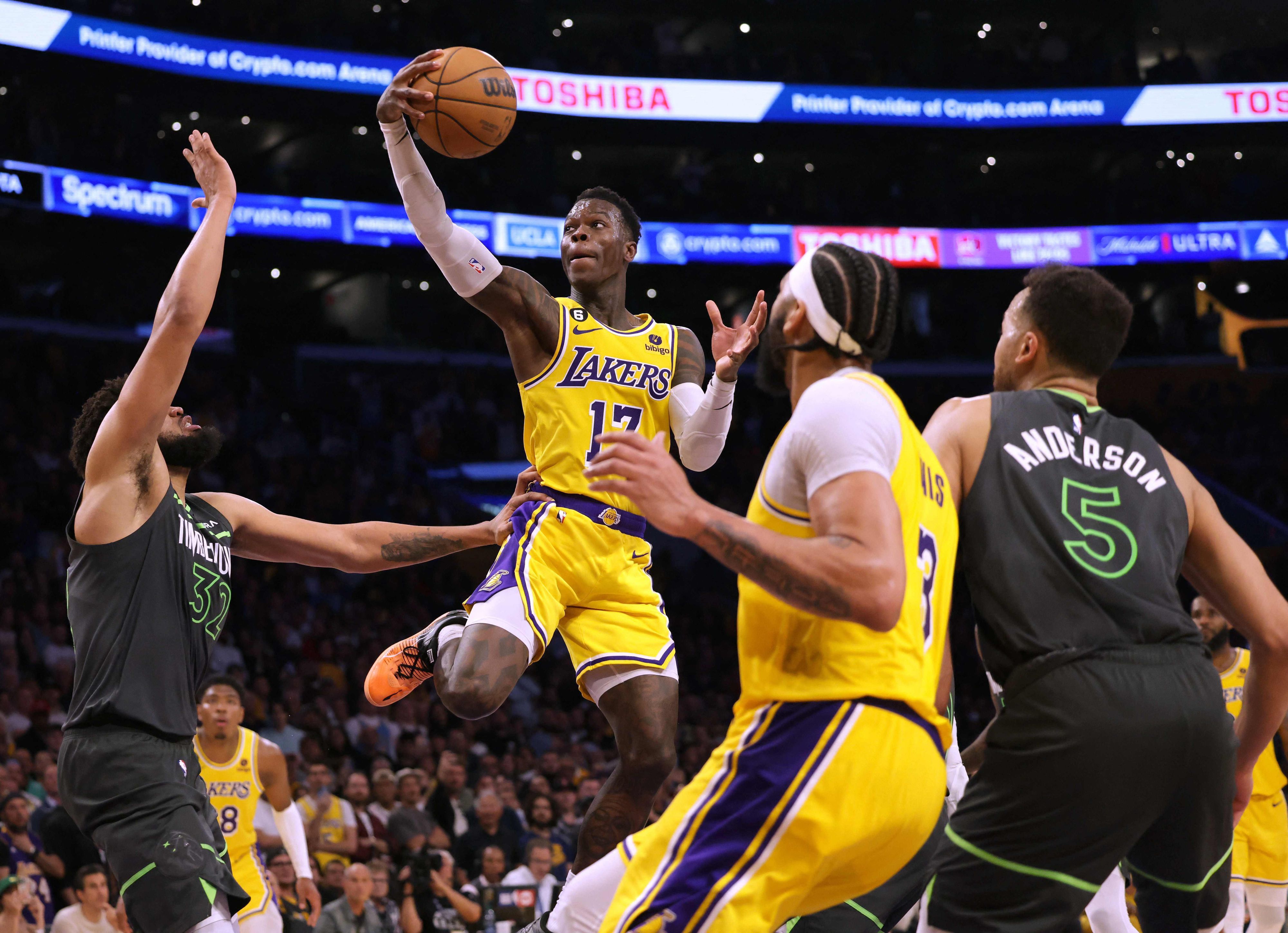 Dennis Schröder mit dem Ball im Spiel gegen die Minnesota Timberwolves