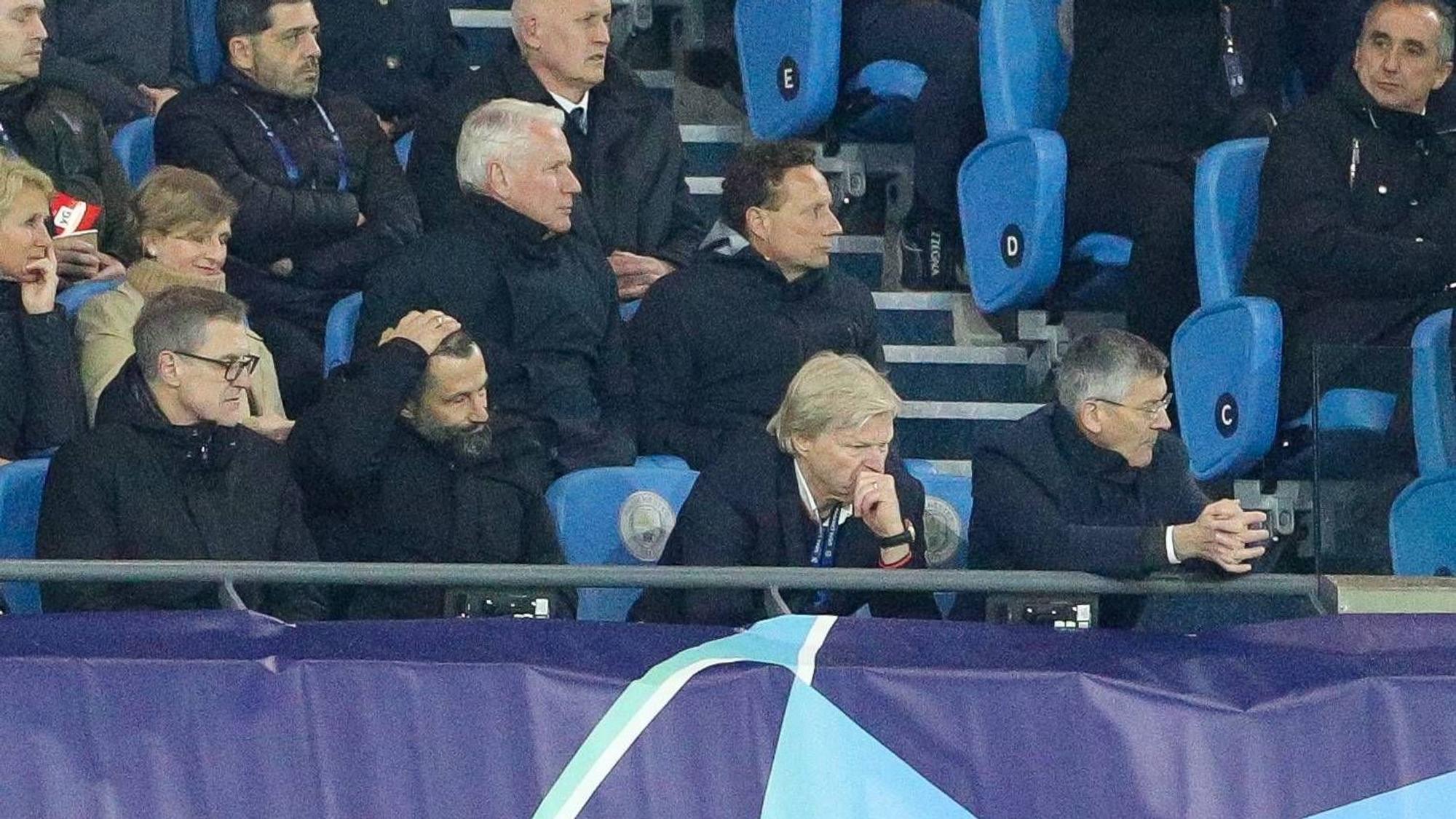 Jan-Christian Dreesen, Hasan Salihamidzic und Oliver Kahn auf der Tribüne in Manchester.