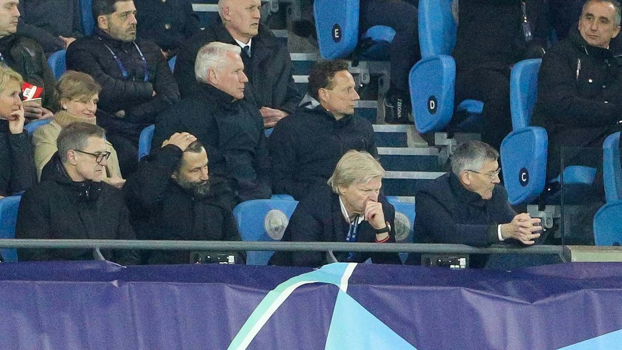 Jan-Christian Dreesen, Hasan Salihamidzic und Oliver Kahn auf der Tribüne in Manchester.