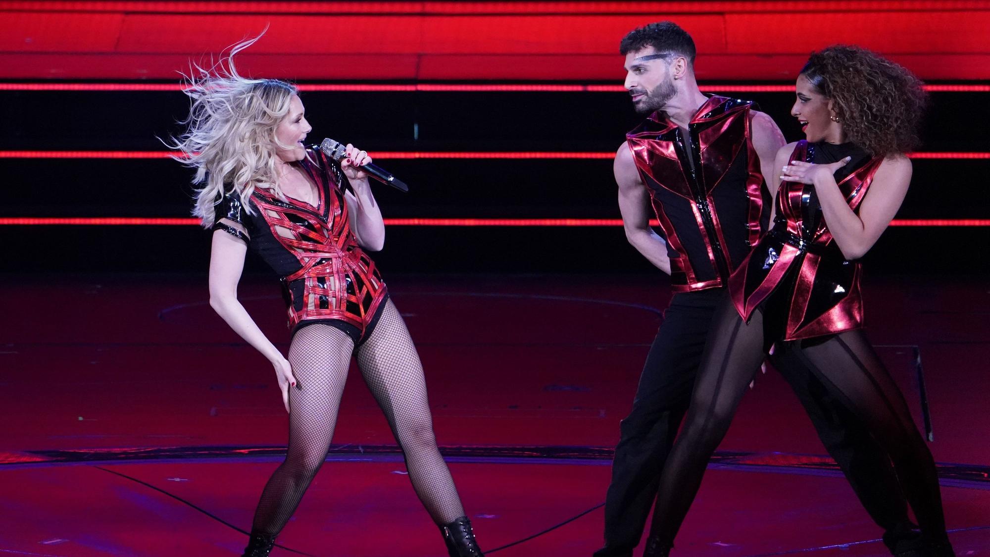 Die Sängerin Helene Fischer (l) singt auf der Bühne in der Barclays Arena.