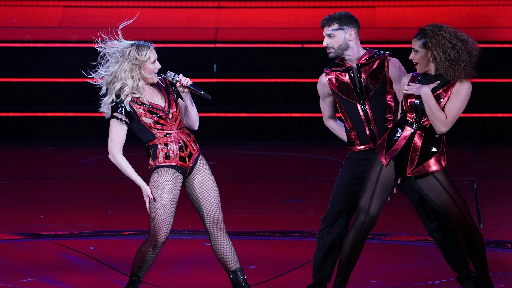 Die Sängerin Helene Fischer (l) singt auf der Bühne in der Barclays Arena.