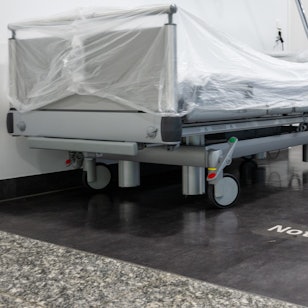 Der Eingangsbereich im Krankenhaus vor der Notaufnahme.