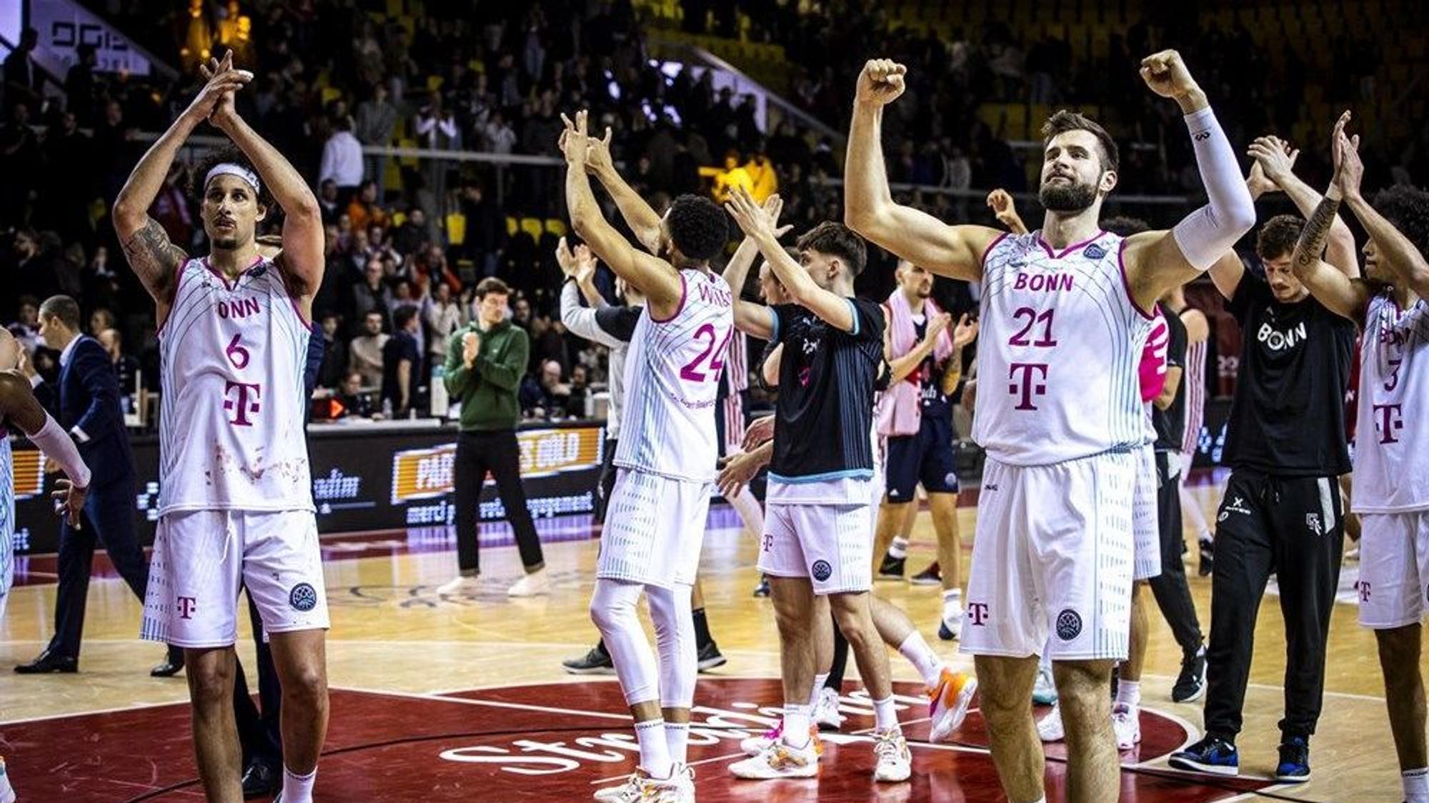 Spieler der Telekom Baskets jubeln den Fans nach ihrem Sieg zu.