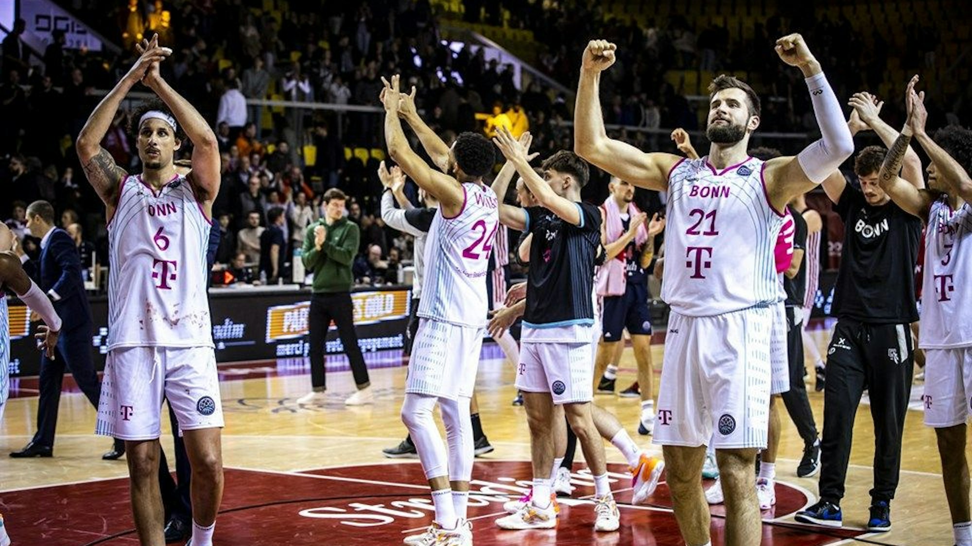 Spieler der Telekom Baskets jubeln den Fans nach ihrem Sieg zu.