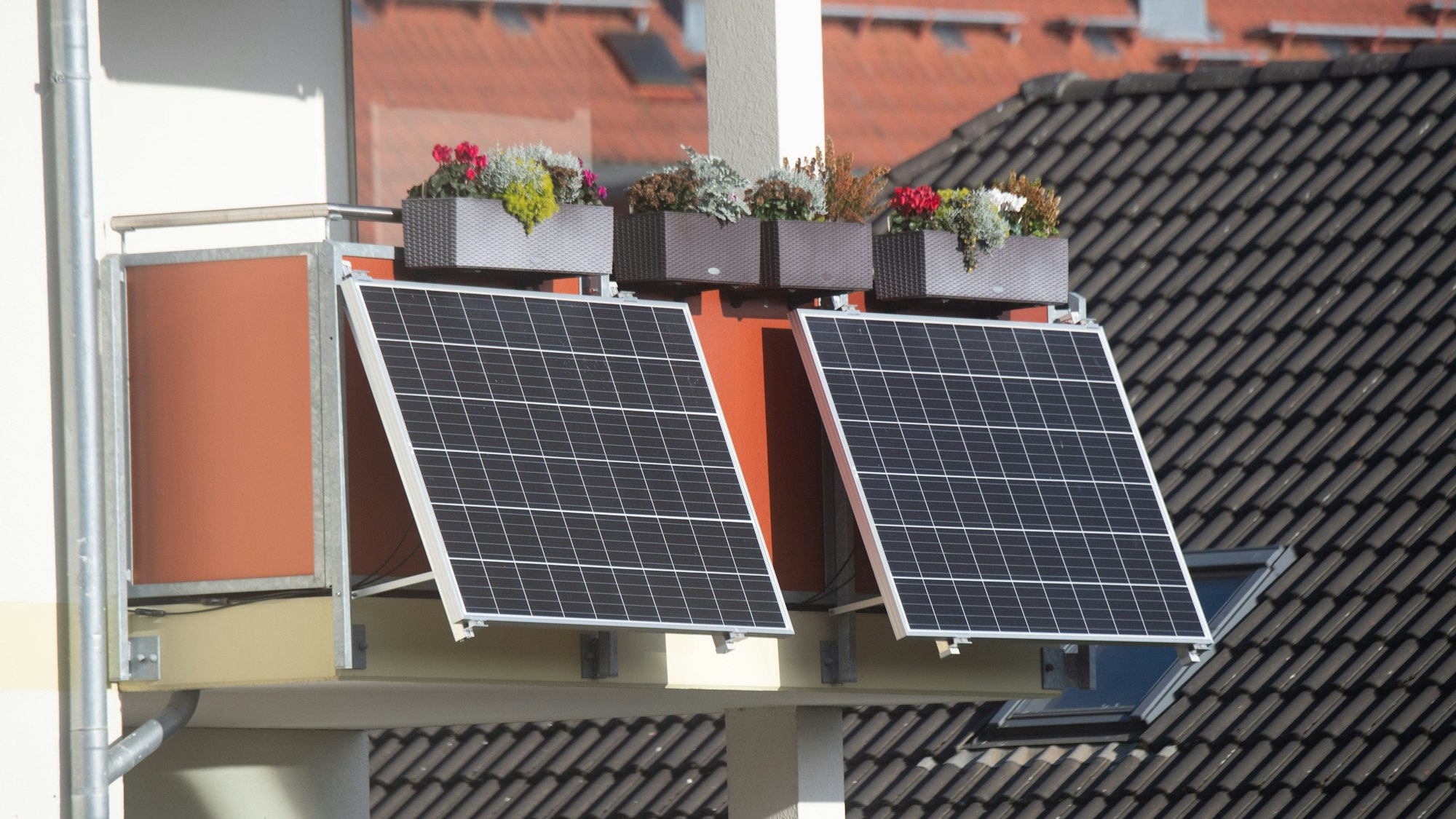 Inzwischen weit verbreitet: Solarpaneele an Balkongeländern.