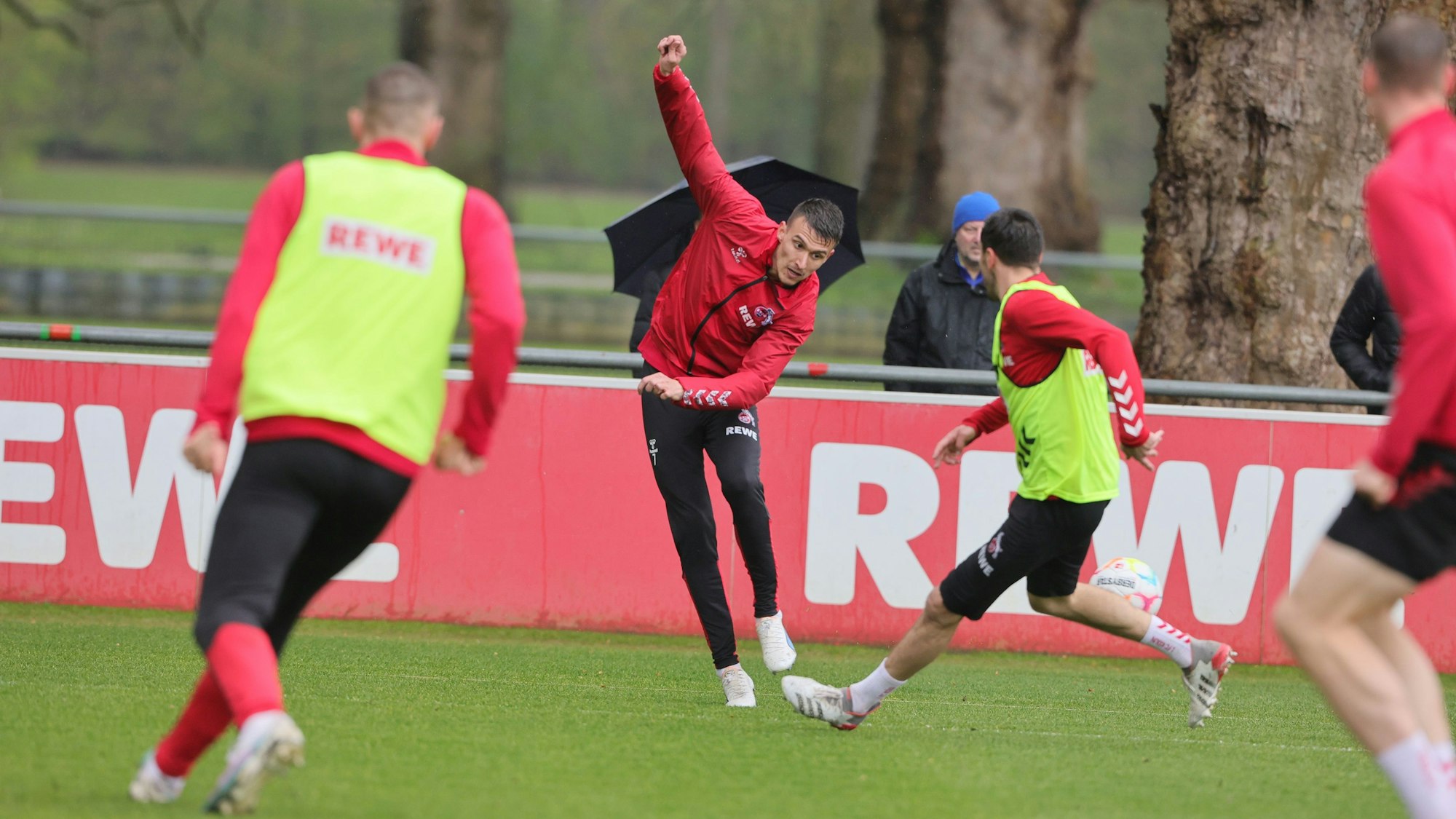 1. FC Köln, Training, Mitte: Dejan Ljubicic (1. FC Köln). 12.04.2023, Bild: Herbert Bucco