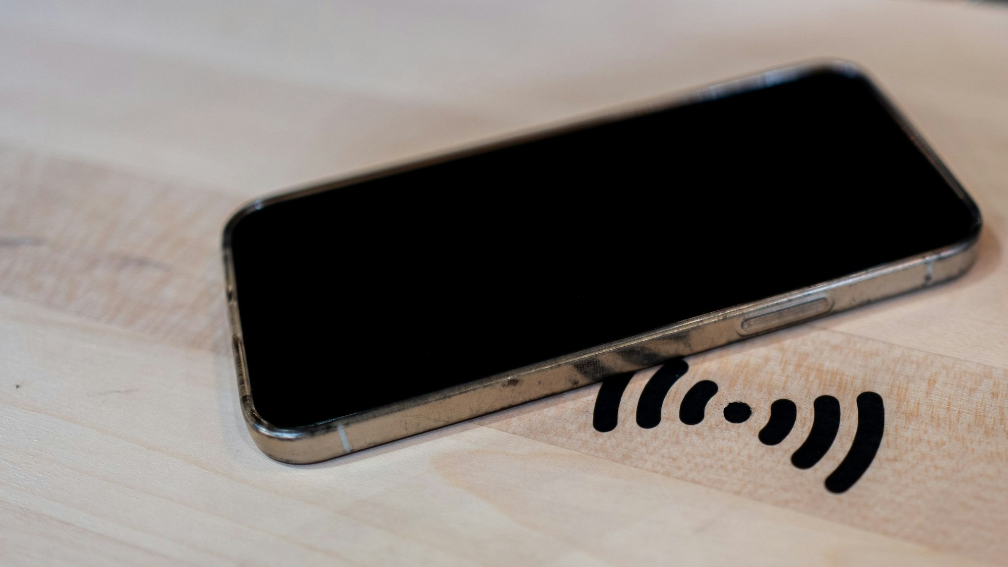 Im Tresen des Stollens sind nun Handy-Ladeplätze verbaut.